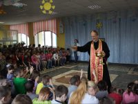 Ученики воскресной школы в Красноярске поздравили с Пасхой детей и сотрудников дома-интерната