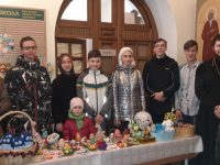 Пасхальные поделки юных прихожан красноярского храма можно приобрести на ярмарке