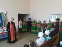 Жителей села в Ачинском районе на Пасху навестил священник