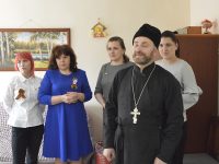 Православные верующие Назарово поздравляют болящих и пожилых людей с Пасхой