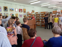 Театральная студия Красноярского храма Рождества Христова посетила библиотеку с праздничной программой