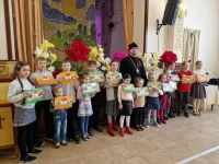 Воскресные школы Красноярской епархии получили сладкие подарки на Пасху