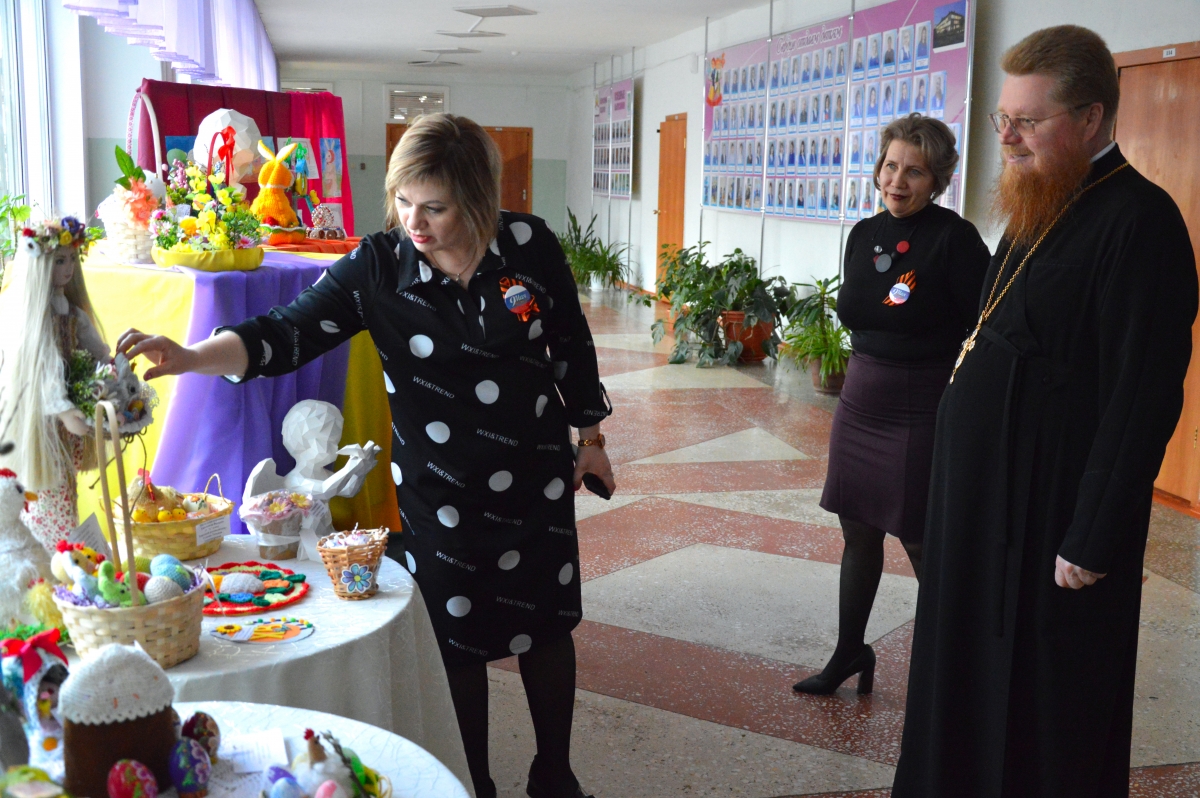 You are currently viewing Ужурский священник посетил выставку пасхальных поделок в местной школе