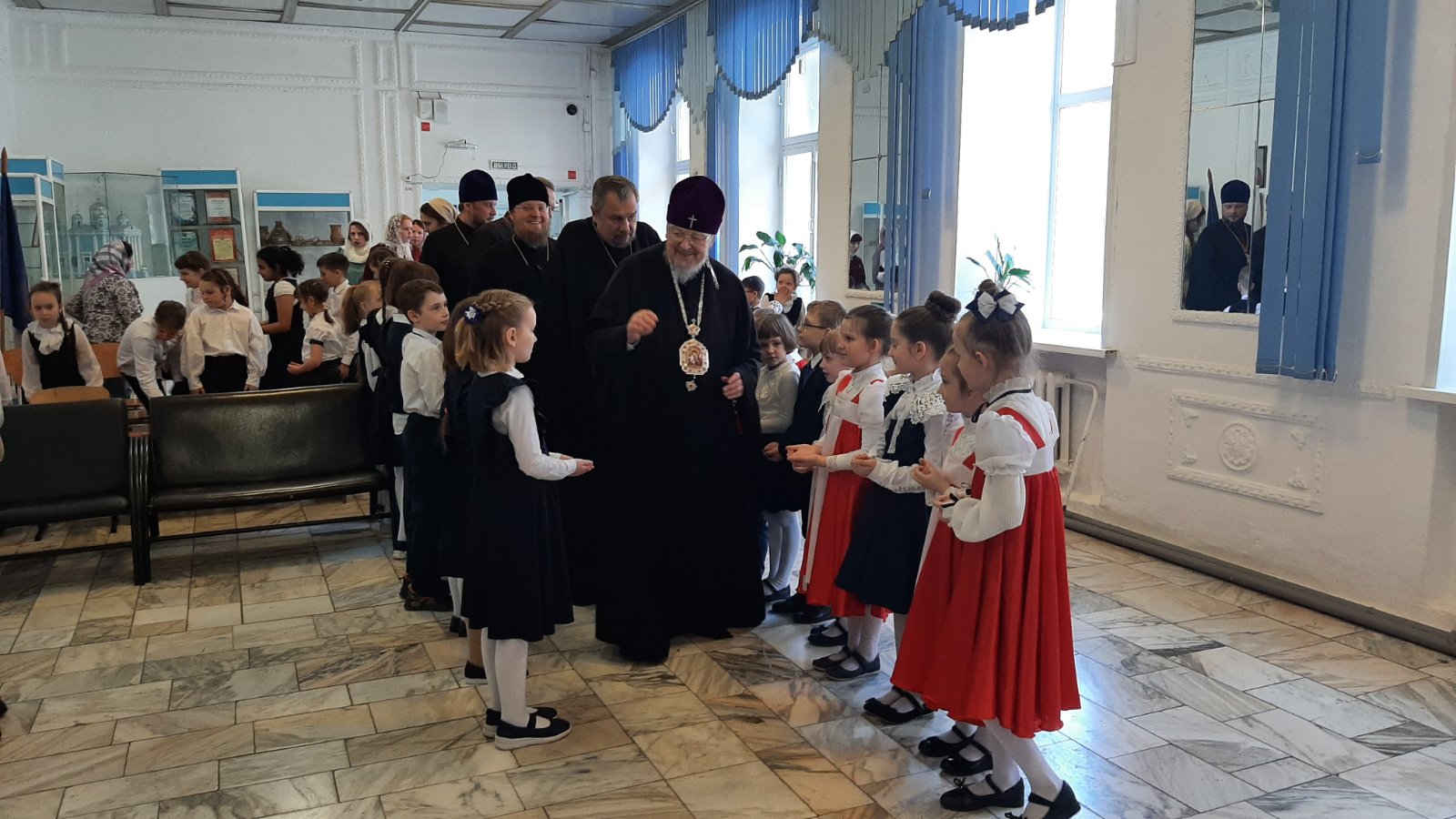 You are currently viewing Архипастырь посетил Пасхальный концерт в Ачинской православной гимназии
