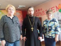Священник посетил Пасхальную выставку в Доме ветеранов Ачинска