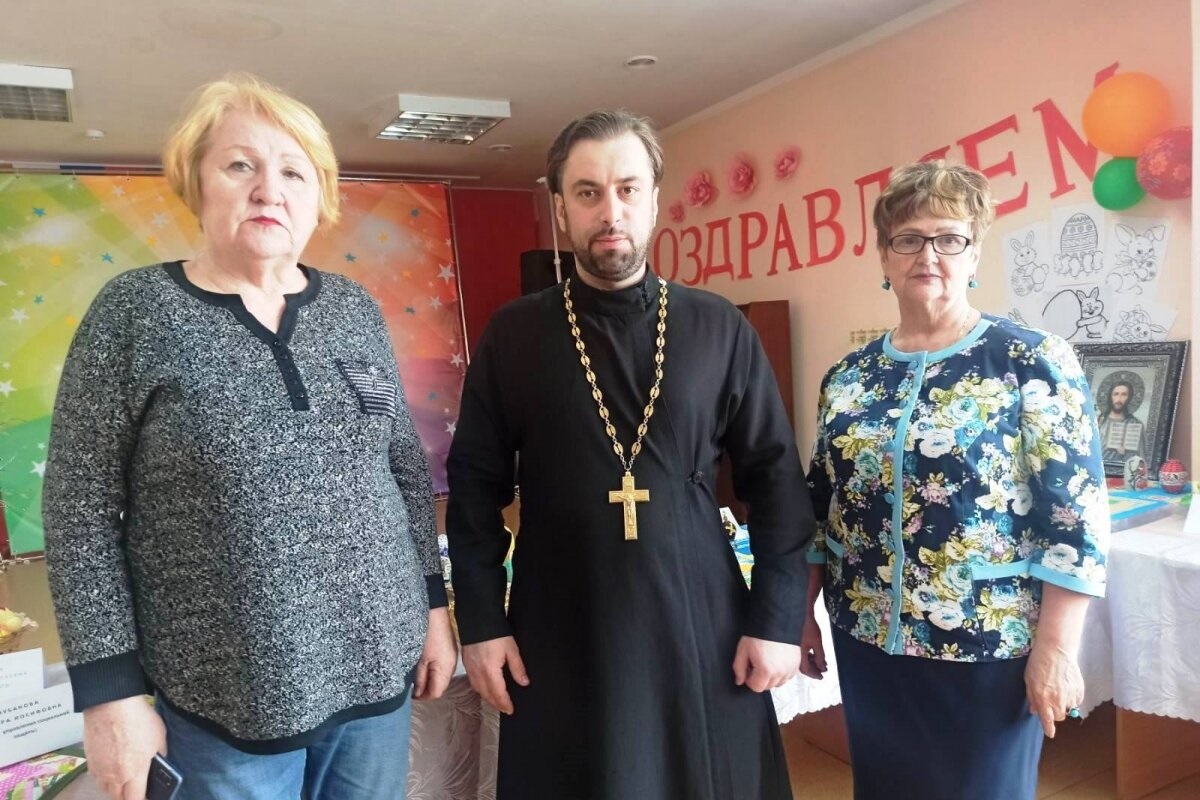 You are currently viewing Священник посетил Пасхальную выставку в Доме ветеранов Ачинска