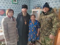 Священник поздравил с Пасхой маломобильных пожилых людей посёлка Тура