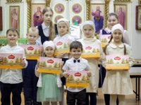 Воспитанники воскресных школ Красноярской епархии получили сладкие подарки на Пасху