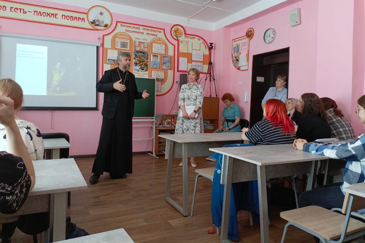 You are currently viewing Священник посетил с лекцией Красноярский колледж отраслевых технологий и предпринимательства