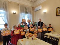 В воскресной школе при храме Иоанна Предтечи города Красноярска детям выдали пасхальные наборы