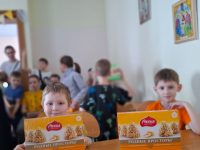 В воскресной школе при Покровском кафедральном соборе города Красноярска детям выдали пасхальные наборы