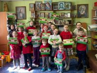 В воскресной школе при Свято-Троицком соборе Красноярска детям выдали пасхальные наборы