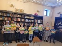 В воскресной школе при храме новомучеников и исповедников Российских города Красноярска детям выдали пасхальные наборы