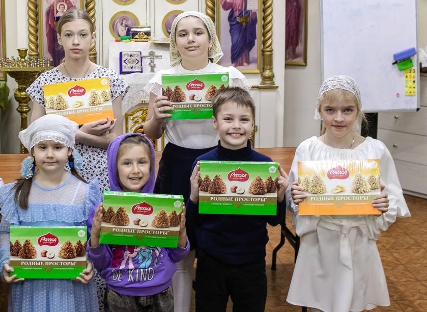 Раздача сладких Пасхальных подарков в воскресной школе храма свв. мцц. Веры, Надежды, Любови и м. Софии