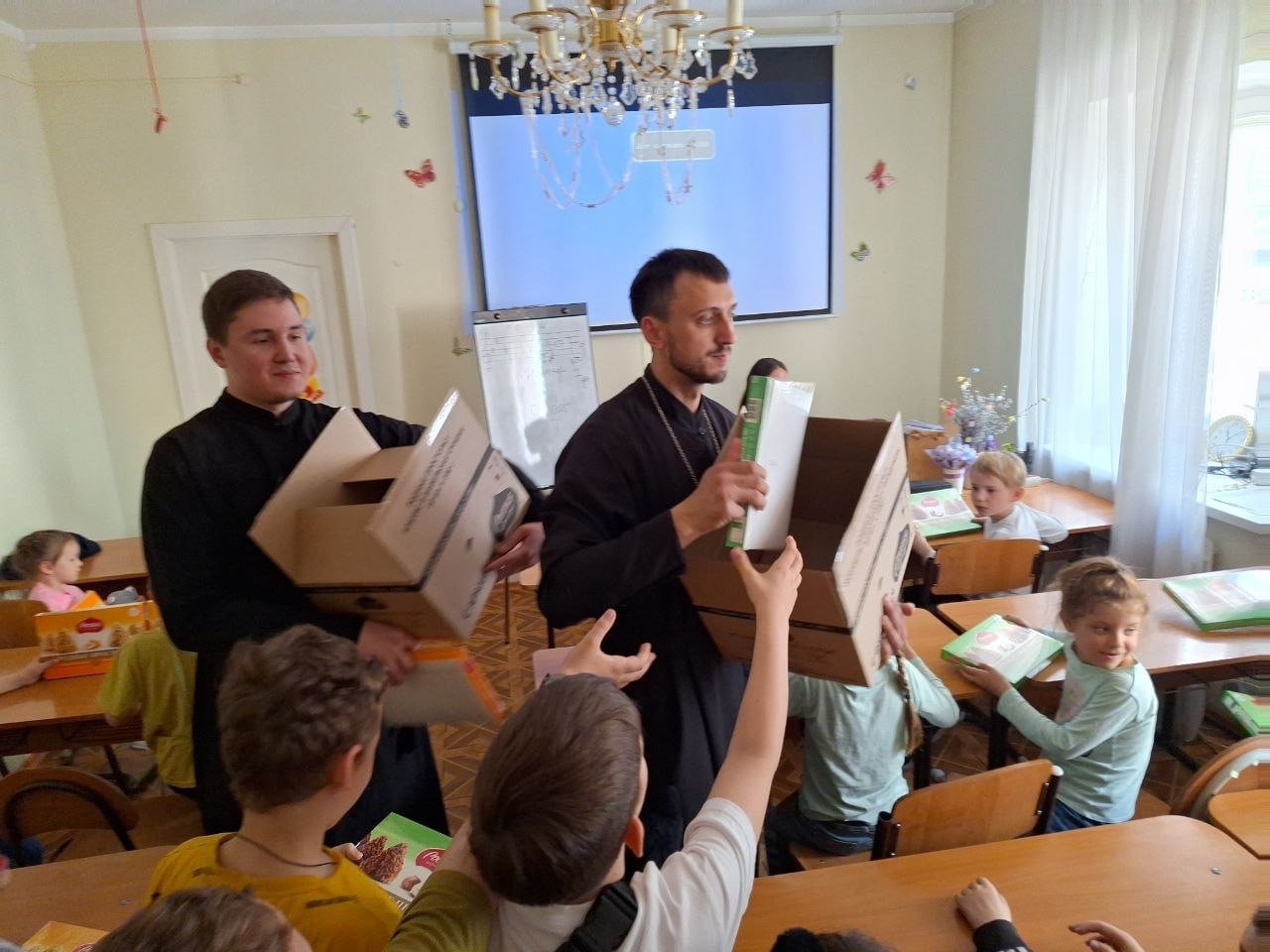 Раздача подарков в воскресной школе при Покровском соборе