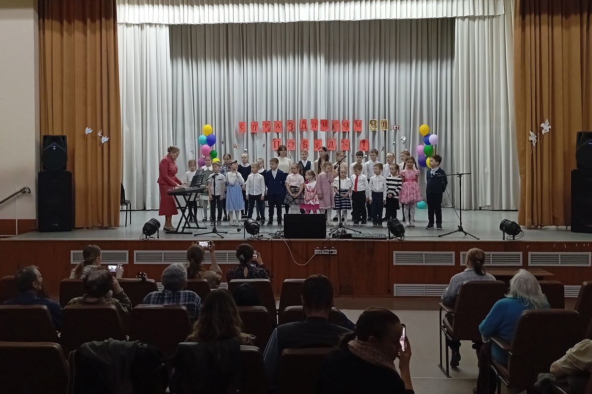 В Красноярске ученики воскресной школы поздравили постояльцев пансионата для пожилых с Пасхой и Днём Победы