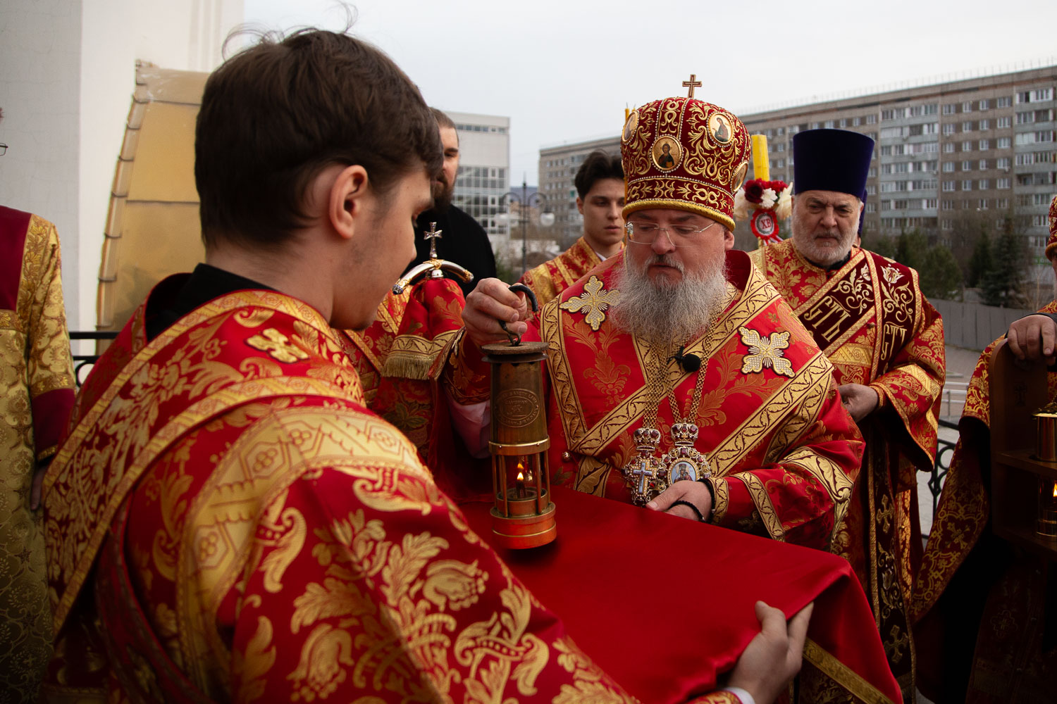 В красноярском храме Рождества Христова встретили Благодатный огонь из Иерусалима [Фотогалерея]